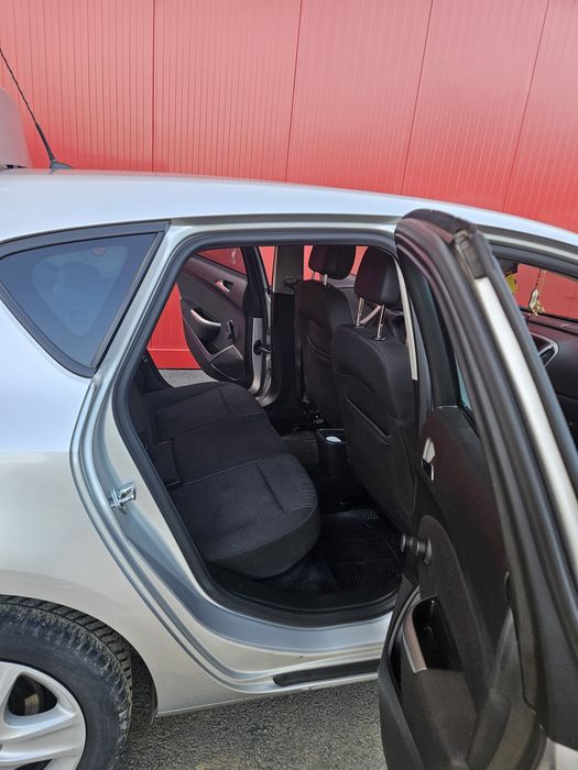 Vând OPEL ASTRA J 2012