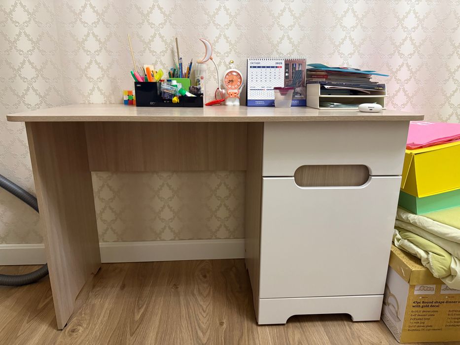 Письменный стол с полками и выдвижным ящиком