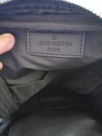 Geantă de umăr marca Louis Vuitton.