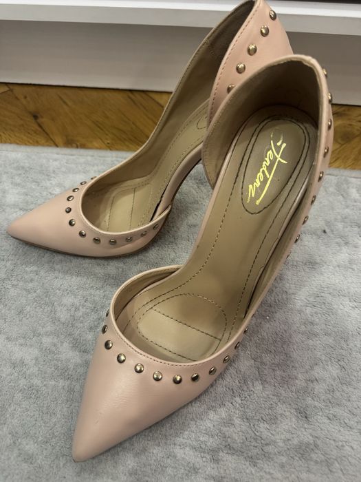 Розови токчета.