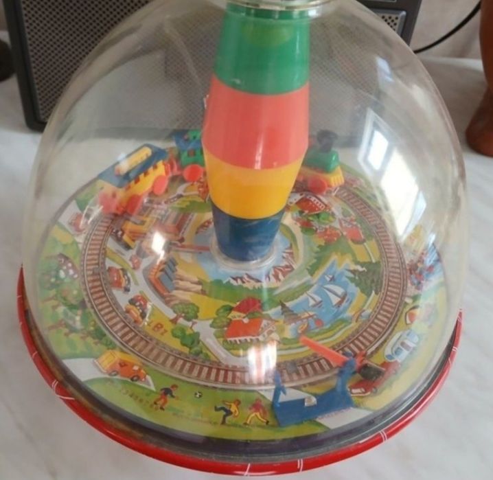 Jucărie veche. Obiectul din imagine este o jucărie tip titirez cu tren