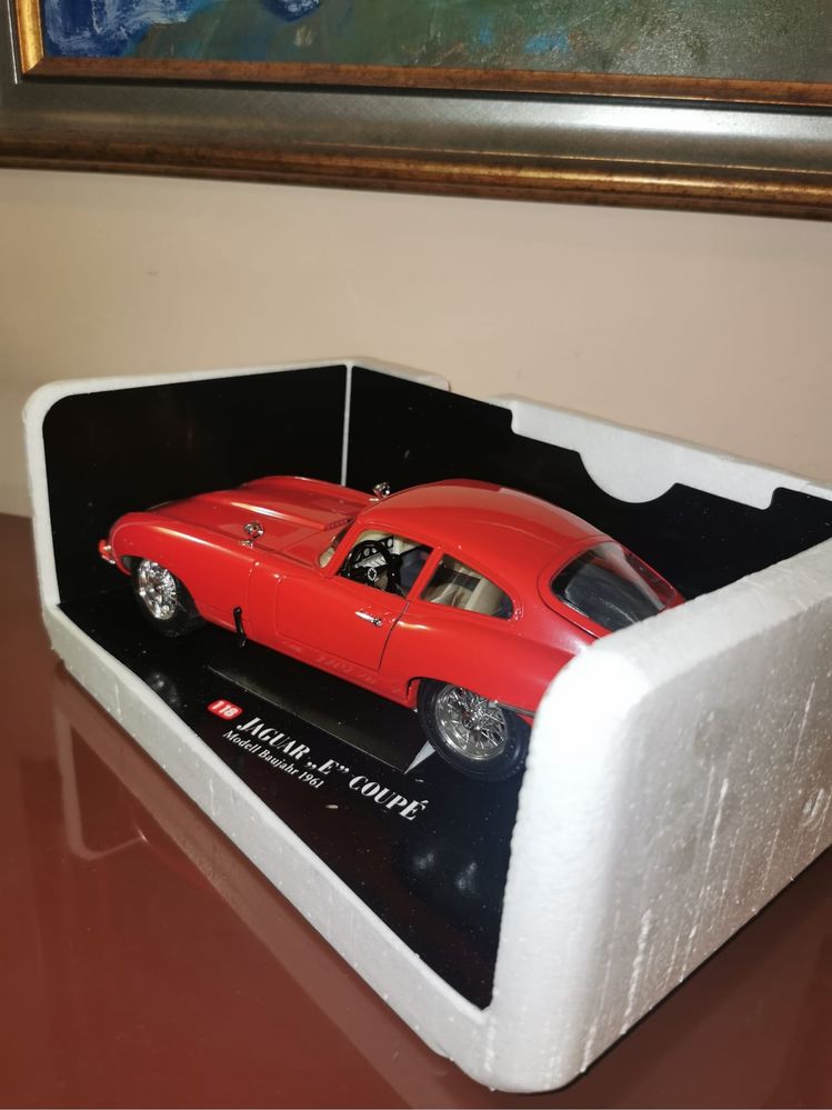 Фигура метална кола Ягуар Е Jaguar E Coupe ляти модели Burago 1:18 кол