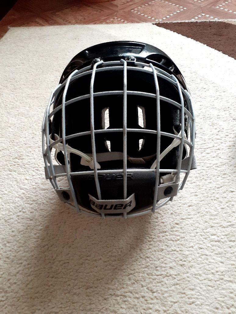 Продам  шлем хоккейный.