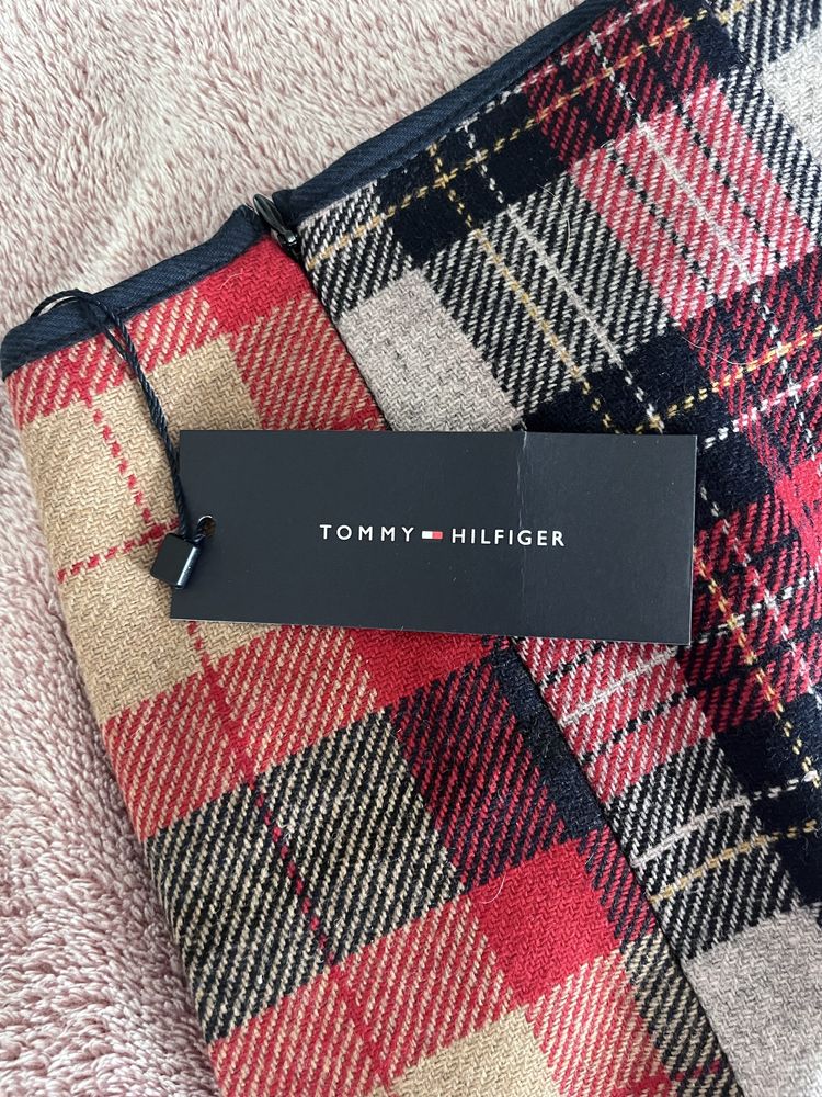 Нова, стилна пола с вълна Tommy Hilfiger с етикет