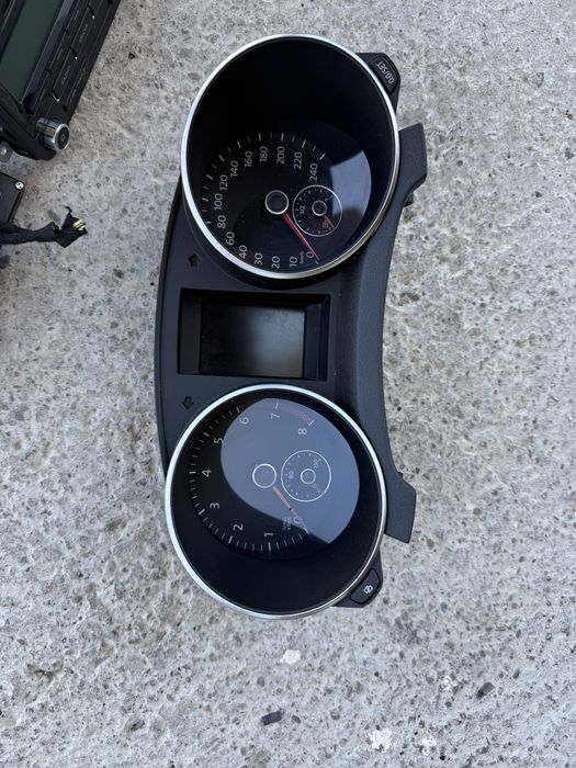 Ceasuri bord (benzina )comanda clima / casetofon radio Vw Golf 6