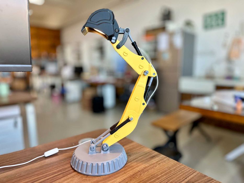 Настолна лампа във форма на Excavator