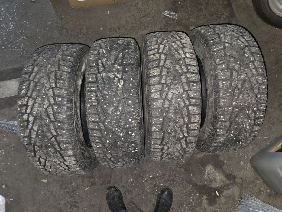 Продам зимние, шипованые шины