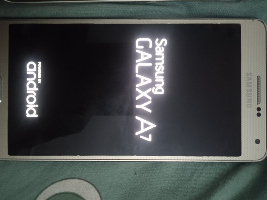 Samsung S6 edge va Samsung A7 telefonlar sotiladi