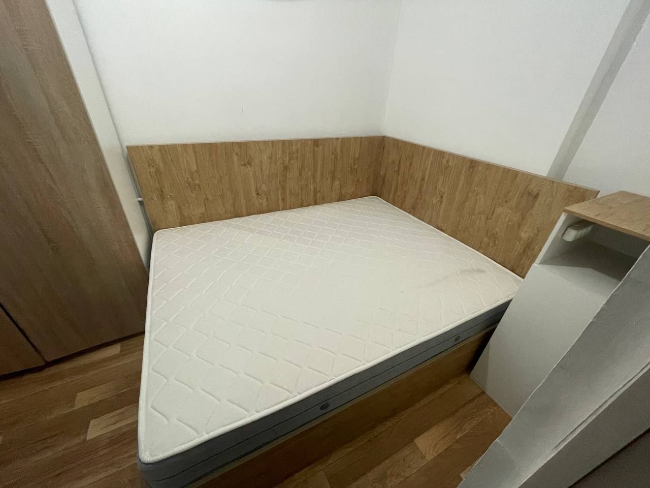 Продам мебель Кровать с матрасом, шкаф для одежды и прикроватная тумба