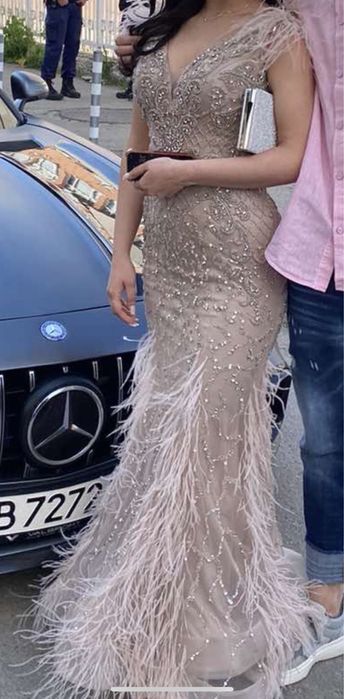 Рокля с пайети и пера