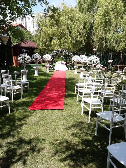 Inchiriez Scaune Chiavari/Inchiriez Mese Rotunde Pentru Evenimente