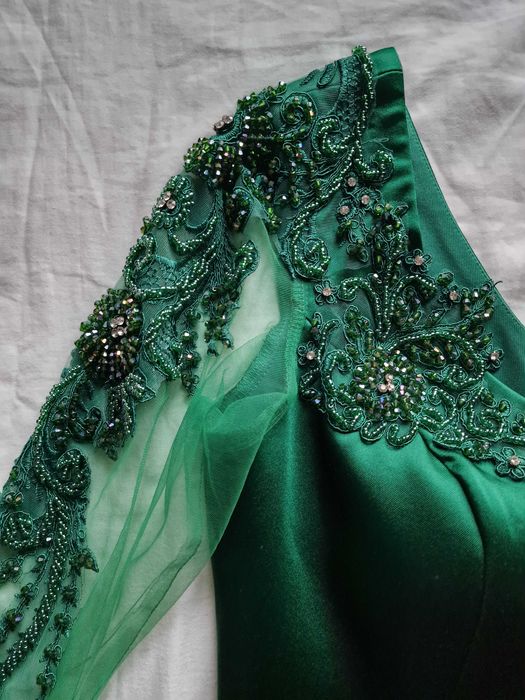 Зелена сатенена рокля с камъни и маниста