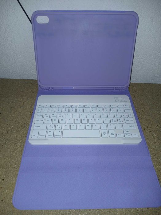 Husa iPad 9 cu tastatura Bluetooth detasabila, mov