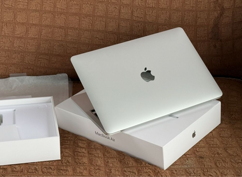 Apple MacBook Air 13.3 M1 2023 EAC Silver/8GB OZU/SSD256GB/идеал