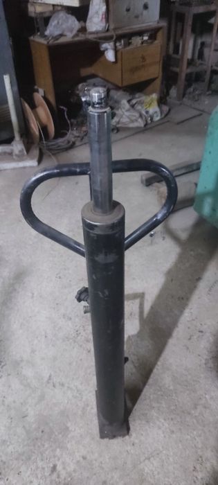 Гидроцилиндр с ручным насосом для механических штабелеров