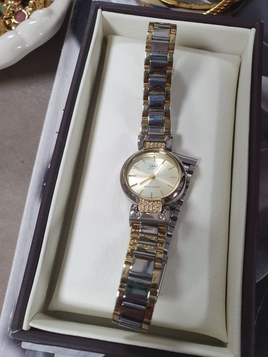 Часовник Q&Q ефектен