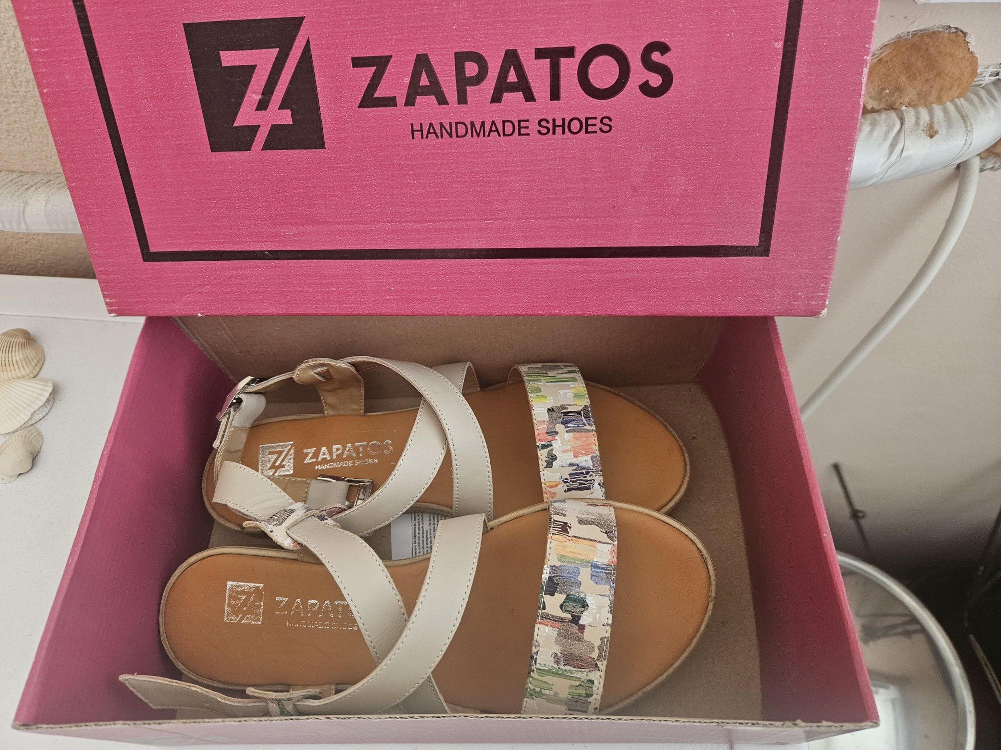 Чисто нови сандали Zapatos
