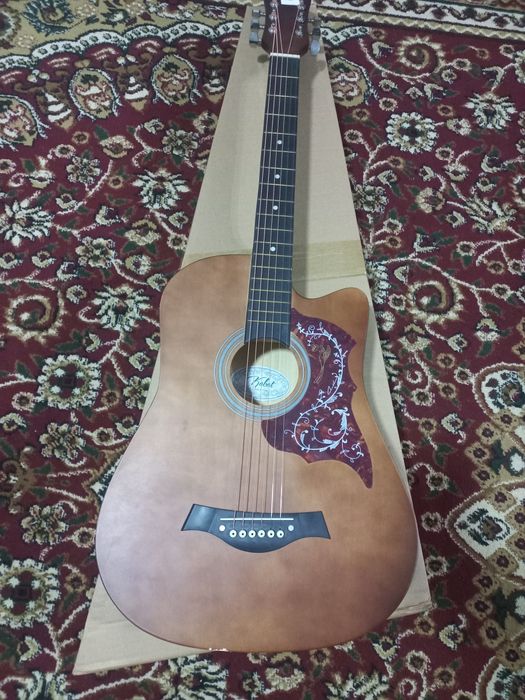 Gitara holati idieal yangi srochni sotiladi