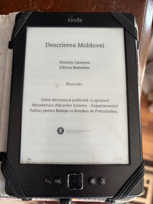 Vand Kindle din 2016, functional, are in memorie 277 carti