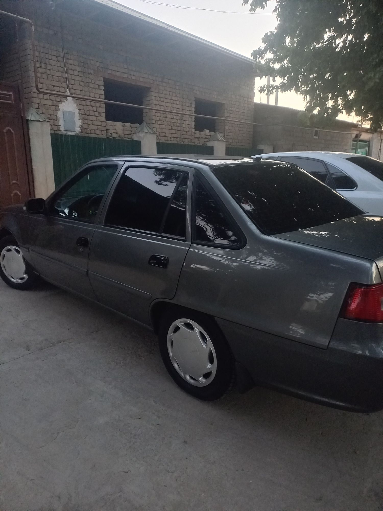 Nexiya 2  mokriy asfalt dons