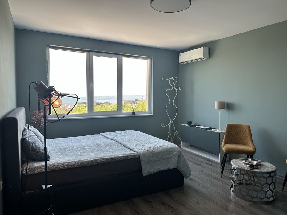 Студио/Варна Пчелина