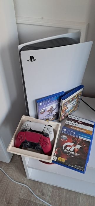 Продам PlayStation 5 + 2 джойстика + 5 игр

Продаю PlayStation 5 в