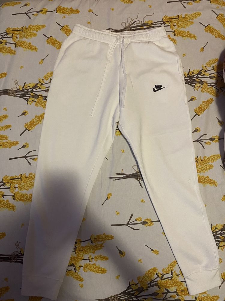 Vând pantaloni Nike albi