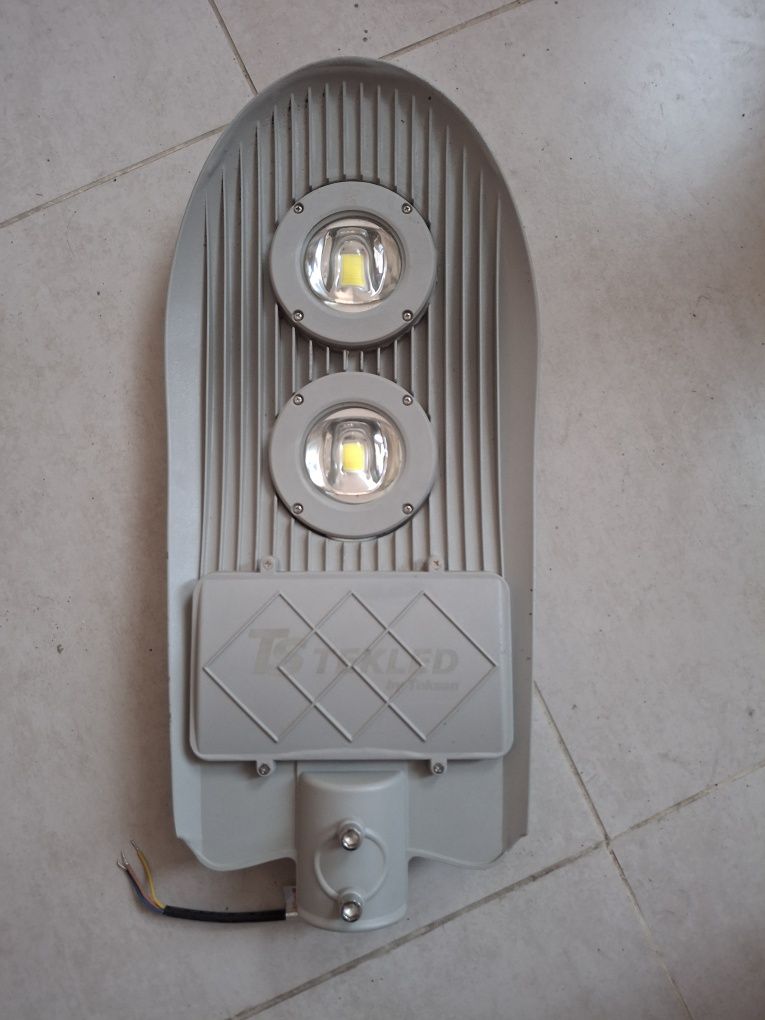 Прожектор 100 W фирм "TEKLED"