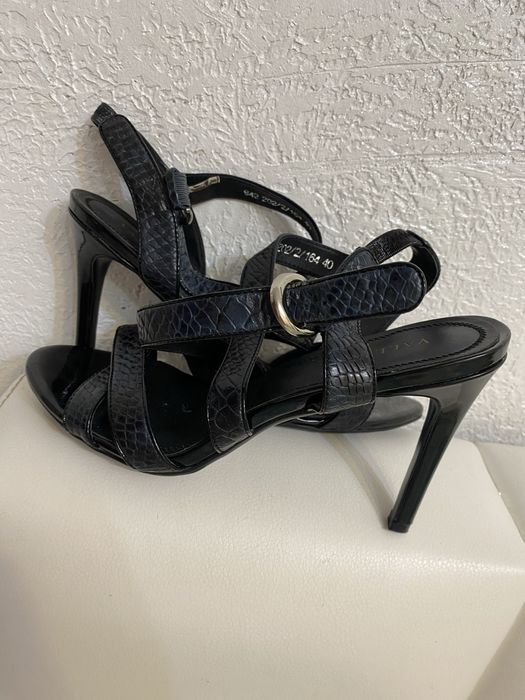 Босоножки   бренд Valley 7000 новые