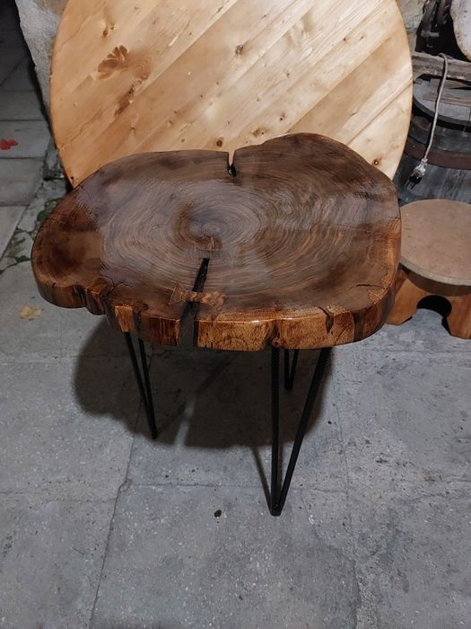 Масичка от дърво с железни крака