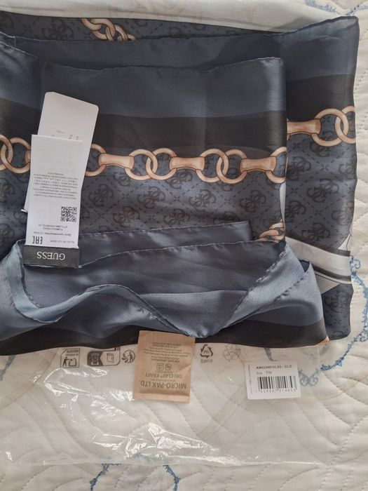 Дамски шал Guess