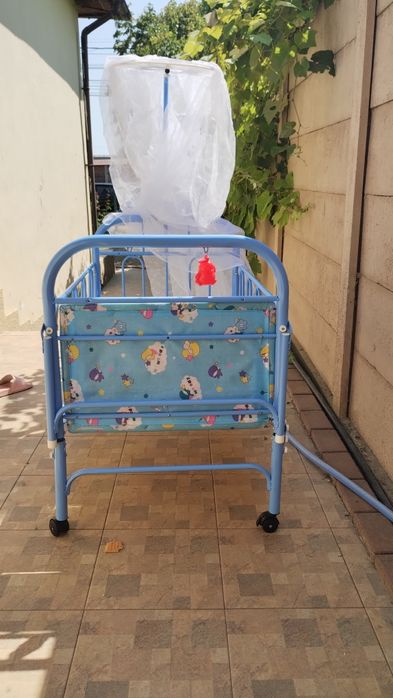 Vand pătuț nu a fost folosit deloc încă are folia pe laterale ,