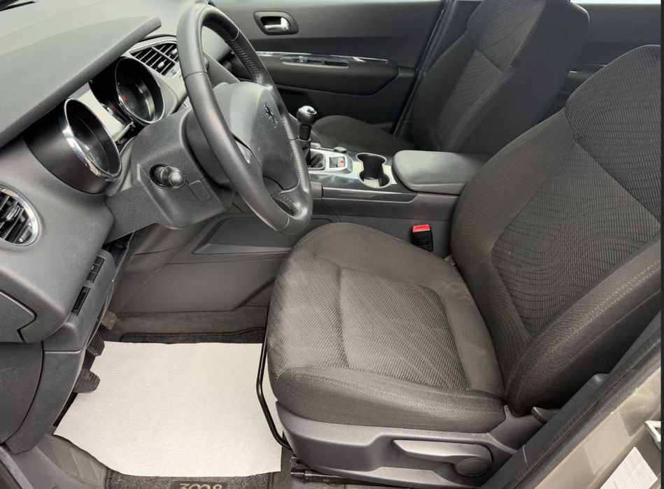 Peugeot 3008 1.6i Comfort - Benzina - Manual - 120 hp