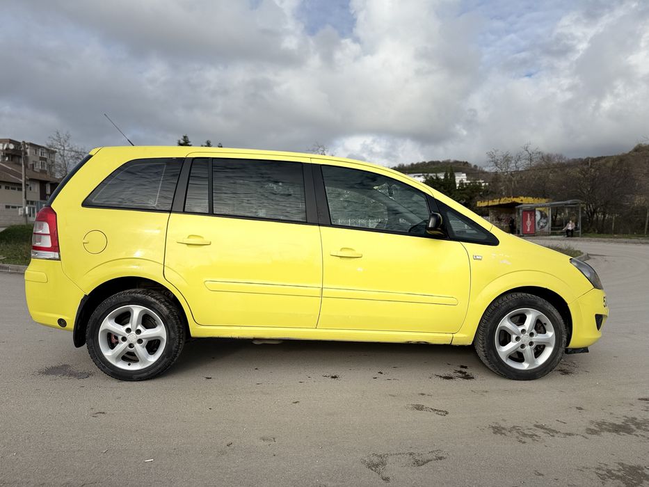 Opel Zafira 1.6 Газ-Бензин 7 Места Климатроник Зимни гуми Кожен салон