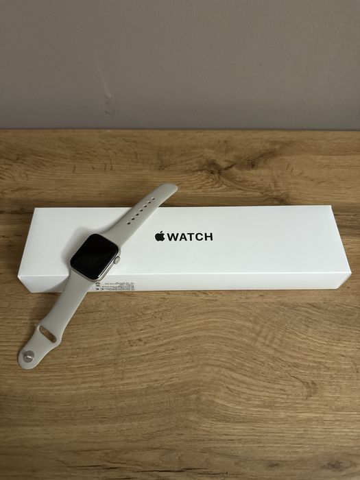 Apple Watch  SE 40mm Starlight Aluminum Case Starlight Sport Band