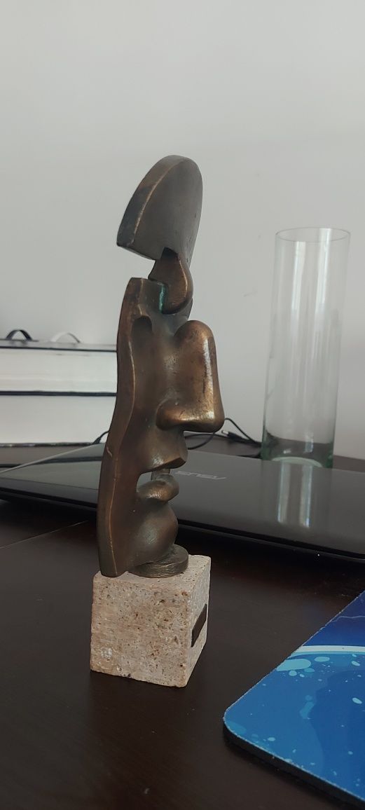 Sculptură din bronz pe soclu de piatră, sculptor Radu Ciobanu