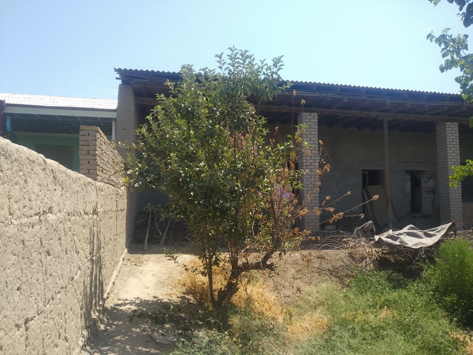 Срочна Урганч Спутник паварот 2 кучада  Уй 950 м2 ер угловой сотилади