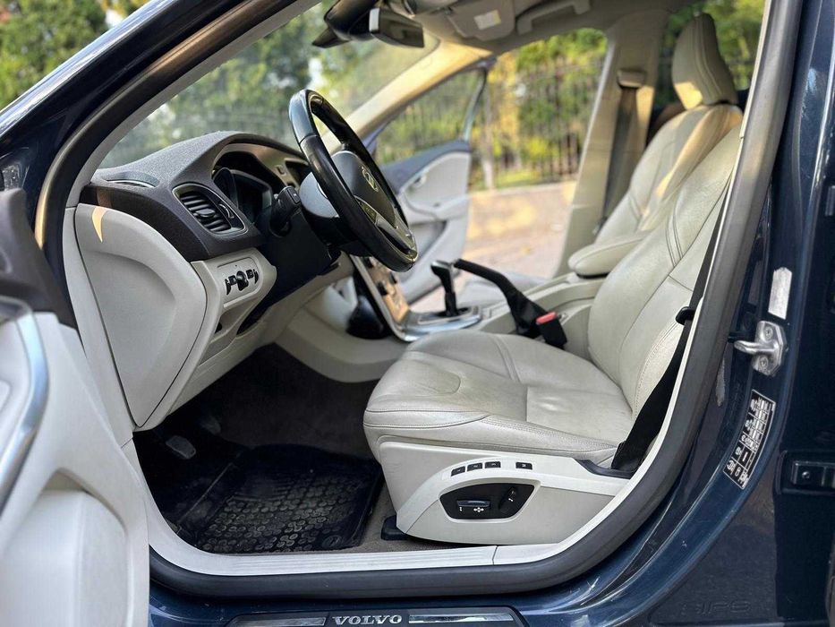 Vand Volvo V40 D4 in stare foarte buna