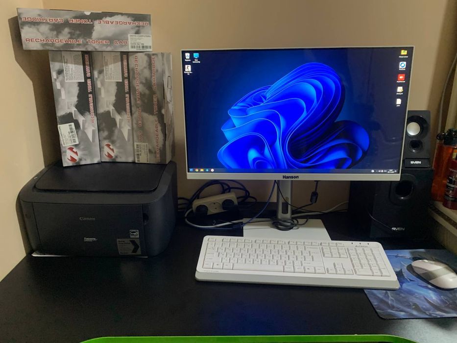 Компьютер, принтер и компьютерный  стол