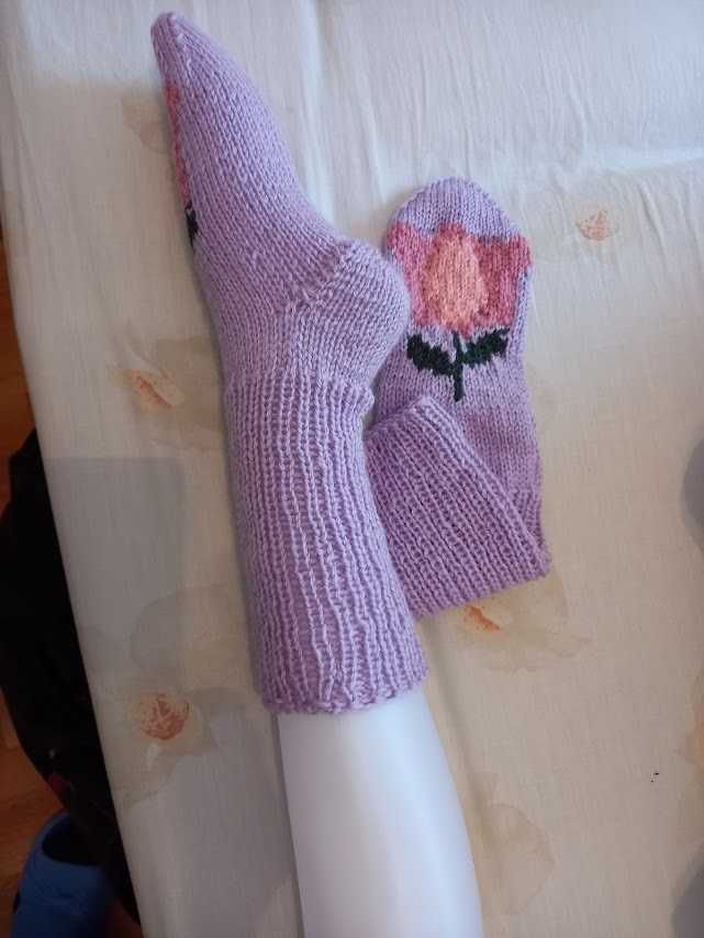 Ръчно плетени дамски чорапи с вплетено цвете