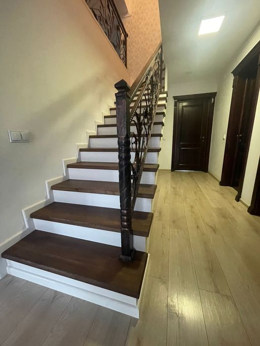 Scari de interior din lemn masiv ( stejar ) si usi interior la comanda