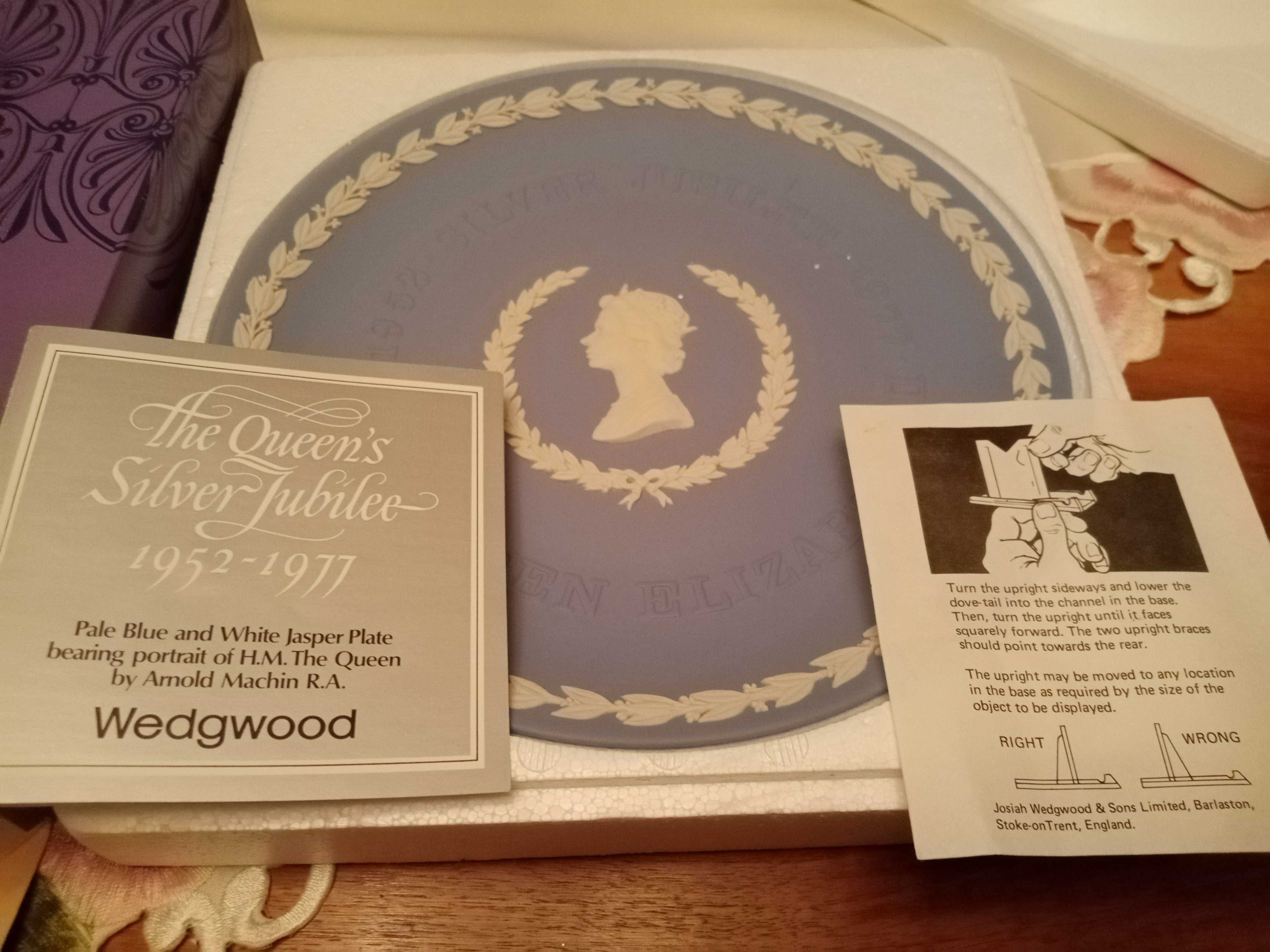 Farfurie mare Wedgwood jasper Regina Elisabeta II in cutia originala