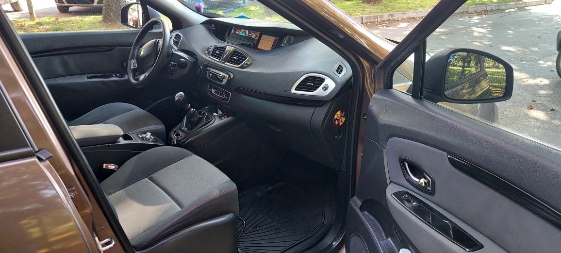 Продавам renault scenic 3       .2012 година