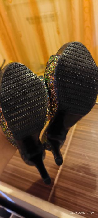 Vând saboți eleganti