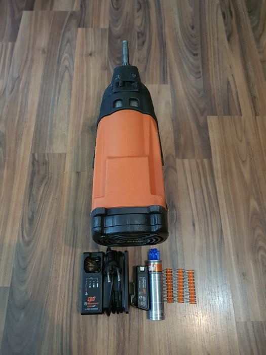 Pistol de bătut cuie în beton Spit Pulsa 800E
