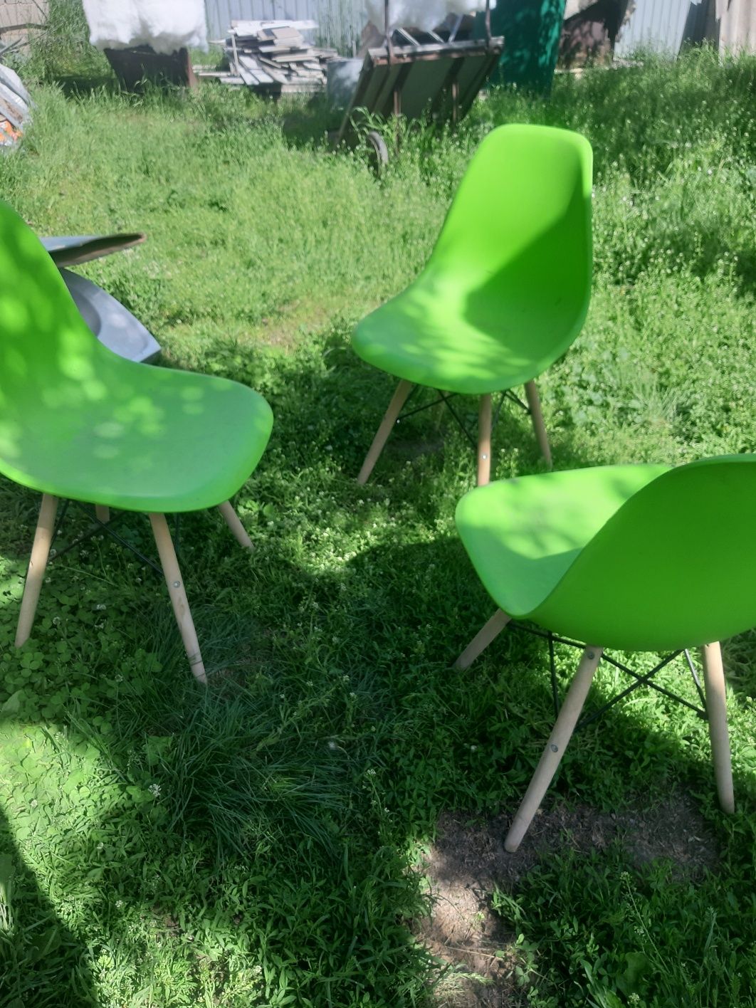 Продам стулья пластиковые с деревянными ножками