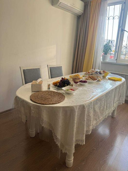 белый стол и стулья