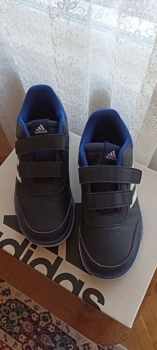 Детски маратонки Adidas. 90 лв.