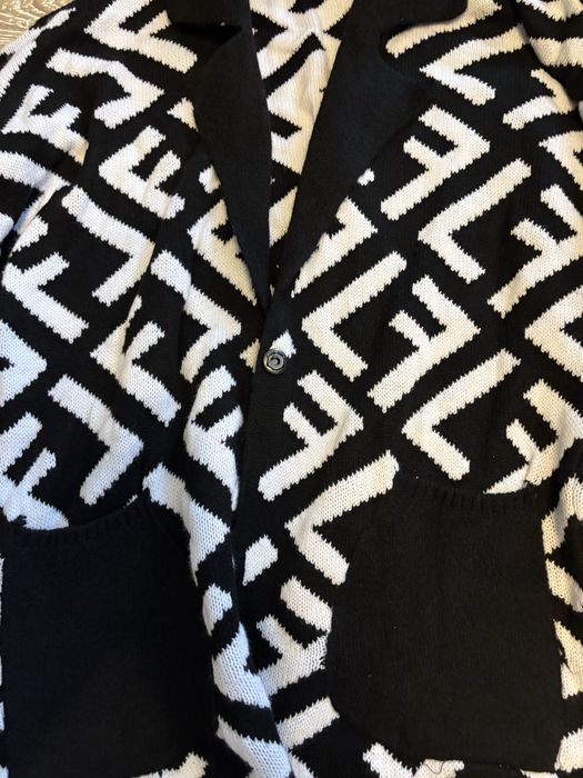 Cardigan lung model Fendi