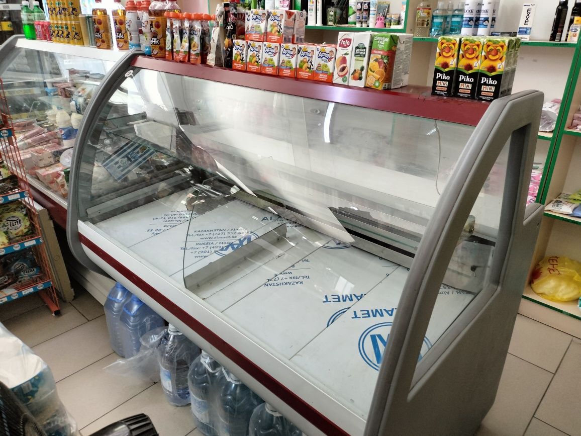 Мороженое аппарат и холодильник ветреный
